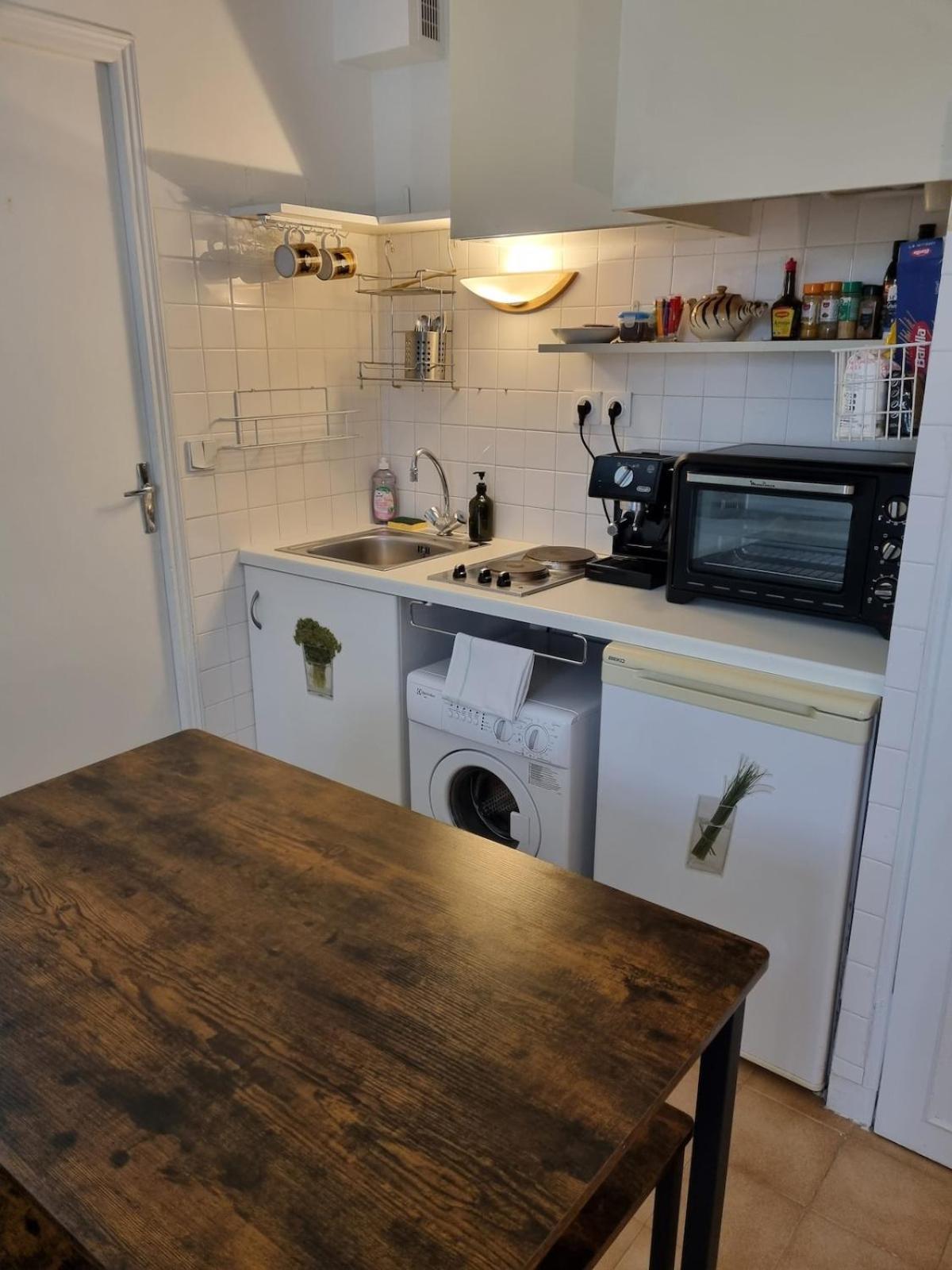 Cosy Well Located In Center